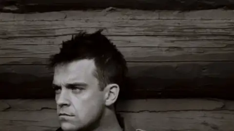 Robbie Williams chega pela 12&ordf; vez ao topo da parada britânica de álbuns