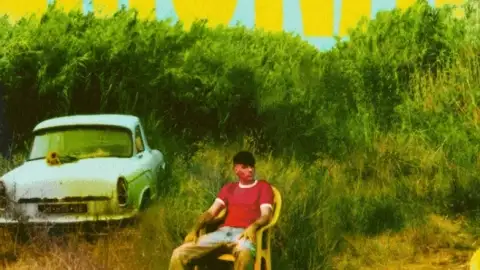 Louis Tomlinson dá início a sua nova era com o single "Lemonade". Ouça com a letra e a tradução!