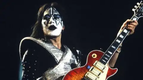 Causa da morte de Ace Frehley, guitarrista do KISS, é divulgada