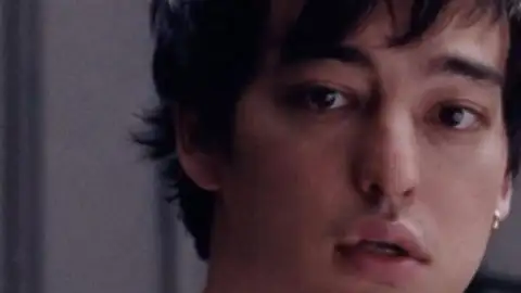 Joji lança a nova música, "Past Won't Leave My Bed". Escute com letra e tradução!