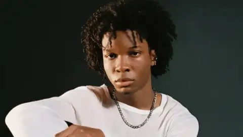 D4vd é considerado suspeito em investigação de adolescente encontrada morta em seu carro