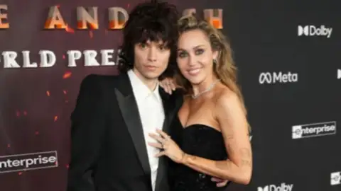 Possível noivado? Miley Cyrus chama atenção com anel em estreia do filme "Avatar: Fogo e Cinzas"