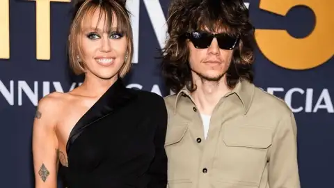 Miley Cyrus fala sobre o noivado "surpresa" com Maxx Morando: "Eu me rendi completamente"