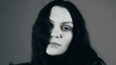 Jessie J posta desabafo sobre "ano pesado" em meio à luta contra o câncer de mama 