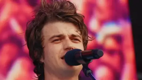 Djo (Joe Keerry) completa uma semana no topo da parada global do Spotify com "End Of Beginning"