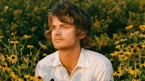 Djo (Joe Keery) consegue 1&ordm; lugar da parada de singles britânica com "End Of Beginning"