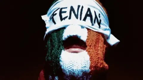 Kneecap anuncia novo álbum, "FENIAN": "Para aqueles que tentaram nos silenciar"